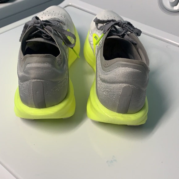 BROOKS - Picture 4 of 9